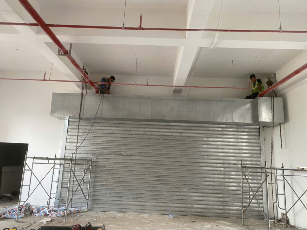 Giải Pháp Cửa Cuốn Chống Cháy EI Shielddoor – An Toàn Toàn Diện Cho Mọi Công Trình 1 Thi công cửa cuốn chống cháy Shielddoor